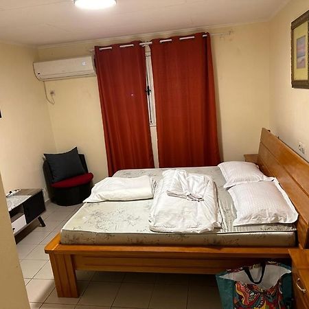 Iris Room Libreville Bagian luar foto