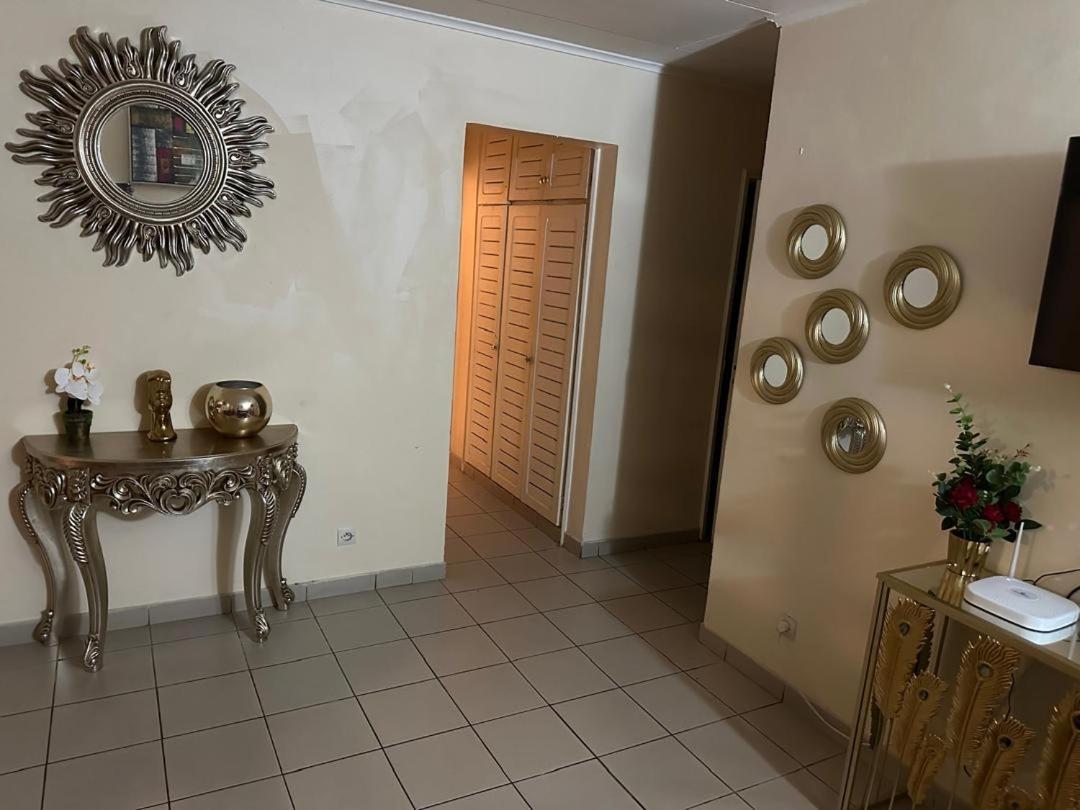 Iris Room Libreville Bagian luar foto